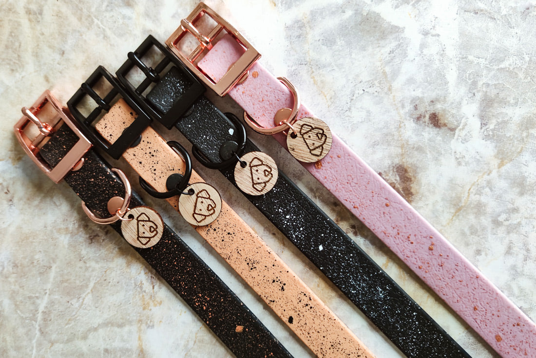 Adicione um toque personalizado à coleira ou trela de seu animal de estimação com a "Personalização Stellar". Pintada à mão com branco, preto ou rose gold, cada produto é único. Adicione à sua encomenda juntamente com a coleira ou trela desejada. Personalize a sua coleira e trela para ser o centro das atenções.