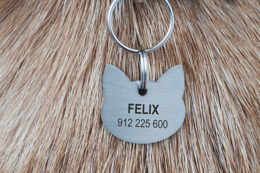 Com a medalha e colar Kitty, garante a segurança do seu animal de estimação e ganha um acessório que a liga ao seu gato. Personalize com nome e número e escolha como gravar a placa. Gravação a laser garante durabilidade eterna. Chapa anti-ferrugem resistente e anti-oxidável. Feito em Portugal com aço inox escovado.