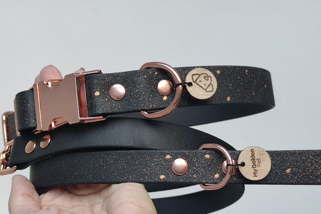 Adicione um toque personalizado à coleira ou trela de seu animal de estimação com a "Personalização Stellar". Pintada à mão com branco, preto ou rose gold, cada produto é único. Adicione à sua encomenda juntamente com a coleira ou trela desejada. Personalize a sua coleira e trela para ser o centro das atenções.