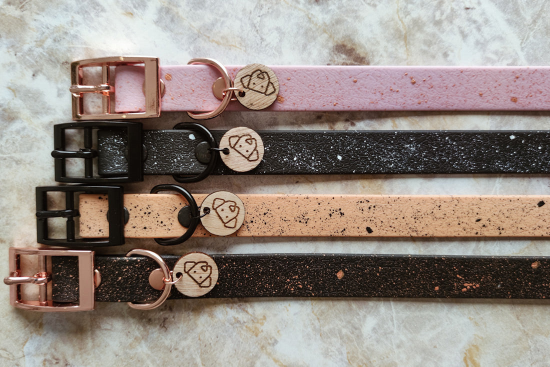 Adicione um toque personalizado à coleira ou trela de seu animal de estimação com a "Personalização Stellar". Pintada à mão com branco, preto ou rose gold, cada produto é único. Adicione à sua encomenda juntamente com a coleira ou trela desejada. Personalize a sua coleira e trela para ser o centro das atenções.